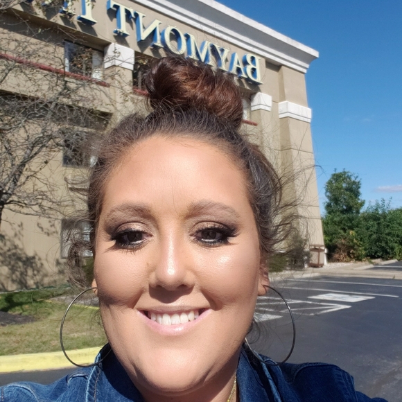 Meet your Posher, Kristy - Picture 1 of 1